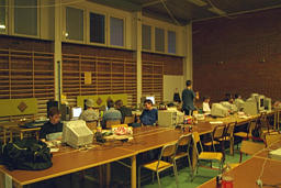 hacket_folk+bord - Det kunde ju ha varit mer folk, men de som var där hackade desto mera :-)
