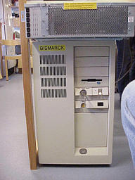 bismarck+scsiterminator - Bismarck med sin minimala scsi-terminator (lådan ovanpå).
