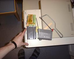 DSC00853 - Stric sågar upp ett batteri för att studera insidan, missar även och sågar lite i handen...
