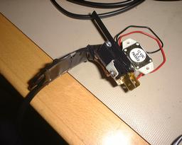 DSC01972 - Kombinera en Omron-switch med en summer (Noname alá Clas Ohlson) och magneten
från hårddisken. Montera på en avsågad PC-bakplåt (aka 