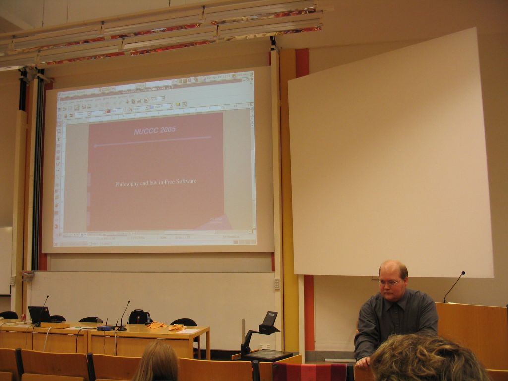 20050416-115702 - Jonas Öberg pratade lite om lagaspekter runt fri programvara och lite om GPL v3.0
