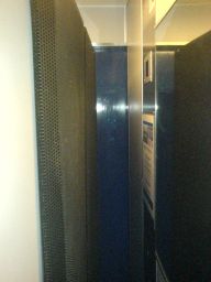 dsc00387 - Här fastnade Stric och ett rack i hissen en halvtimme. Det blev för tungt.
