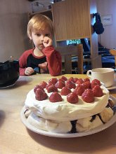 20120517_180852 Anton fyller snart 5, så vi tjuvstartade firandet lite med tårta och presenter
