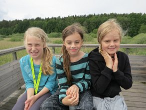 IMG_0494 Tre unga damer smilar upp sig för kameran :-)