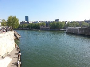 2015-04-23 17.33.13 Nere vid älven. Eller Seine som den heter