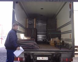 01a-Lastbil - Chauffören ifrån fraktfirman. Han upplyste oss om att frame:arna var tunga, 500-600 kilo närmare bestämt.
